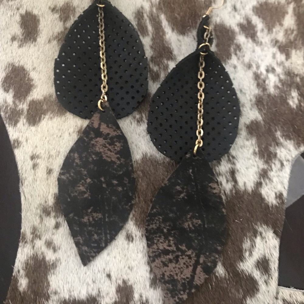 Leather earrings with chain accent